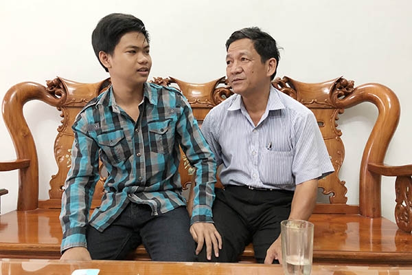 Ông Phạm Tiến Hoan vui mừng khi con trai Phạm Tiến Trung là thí sinh duy nhất trong tỉnh đạt 2 điểm 10 và là thí sinh có tổng điểm 3 môn xét tuyển đại học cao nhất tỉnh