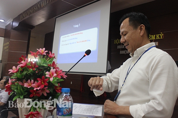 Giám đốc Trung tâm Phát triển quỹ đất tỉnh Nguyễn Đồng Thanh giám sát thời gian đấu giá các vòng