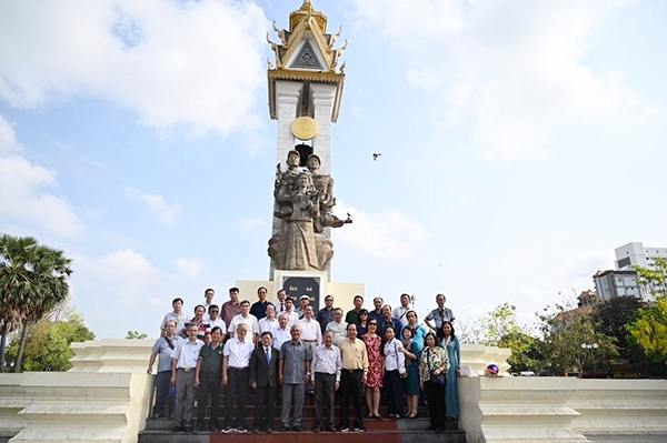 Đoàn văn nghệ sĩ, cựu chiến binh Việt Nam chụp ảnh lưu niệm bên tượng đài quân tình nguyện Việt Nam tại Phnôm Pênh