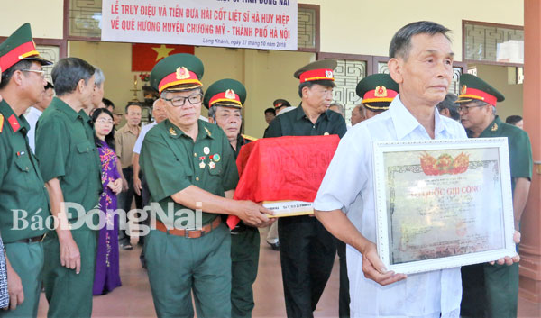 Lễ tiễn đưa liệt sĩ Hà Huy Hiệp về quê nhà ở TP.Hà Nội với sự hỗ trợ từ Hội Hỗ trợ gia đình liệt sĩ tỉnh cùng các cơ quan chức năng Đồng Nai. Ảnh: S.Thao