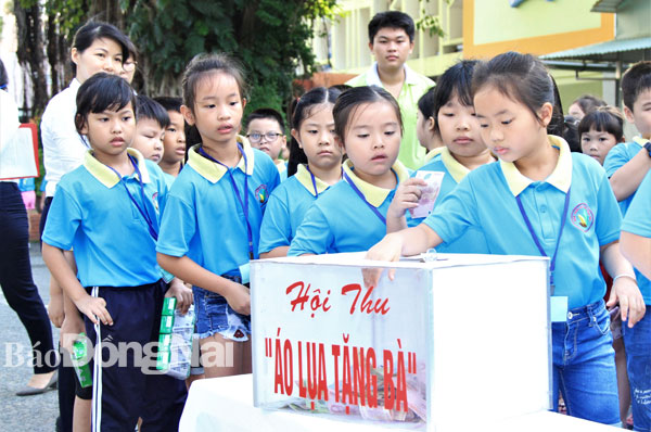 Những phần quà do các em thiếu nhi quyên góp trong Hội thu 