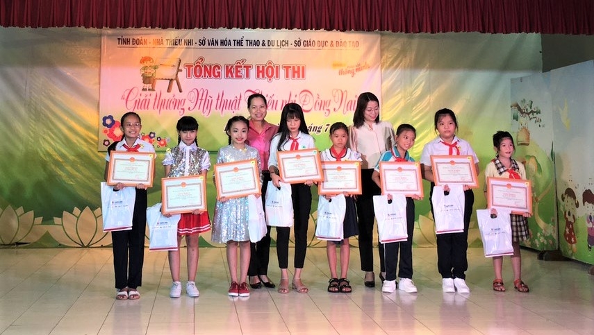 8 học sinh tiểu học và THCS đạt giải A Hội thi “Giải thưởng Mỹ thuật thiếu nhi Đồng Nai” năm 2019. (ảnh: Hải Thi)