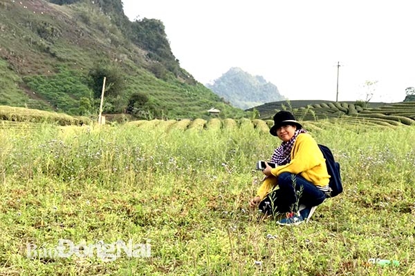 Chị Hoàng Thị Kim Anh trong một lần đi Tây Bắc tìm nơi cung cấp nguyên liệu thảo dược để làm dầu gội