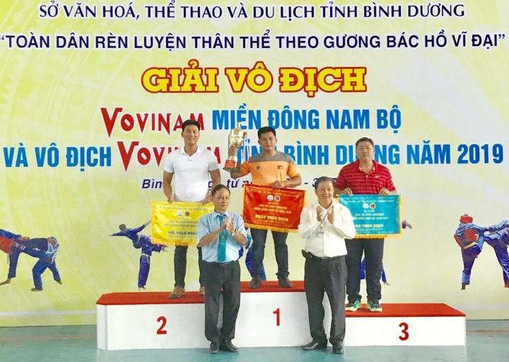 Ban tổ chức trao cờ cho 3 đơn vị dẫn đầu toàn đoàn