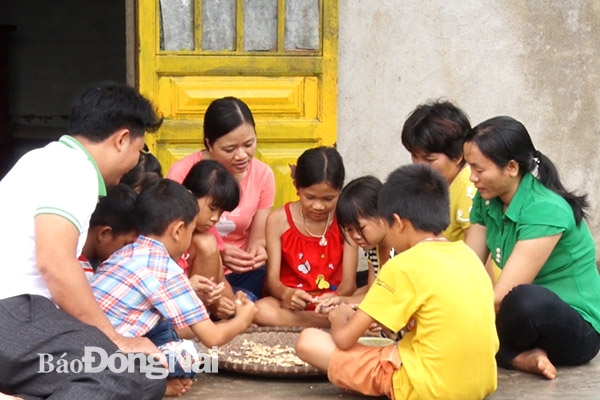 Các thầy cô Trường tiểu học Lạc Long Quân đến thăm hỏi, tìm hiểu hoàn cảnh học sinh ở vùng đồng bào dân tộc thiểu số thuộc xã Xuân Phú (huyện Xuân Lộc)