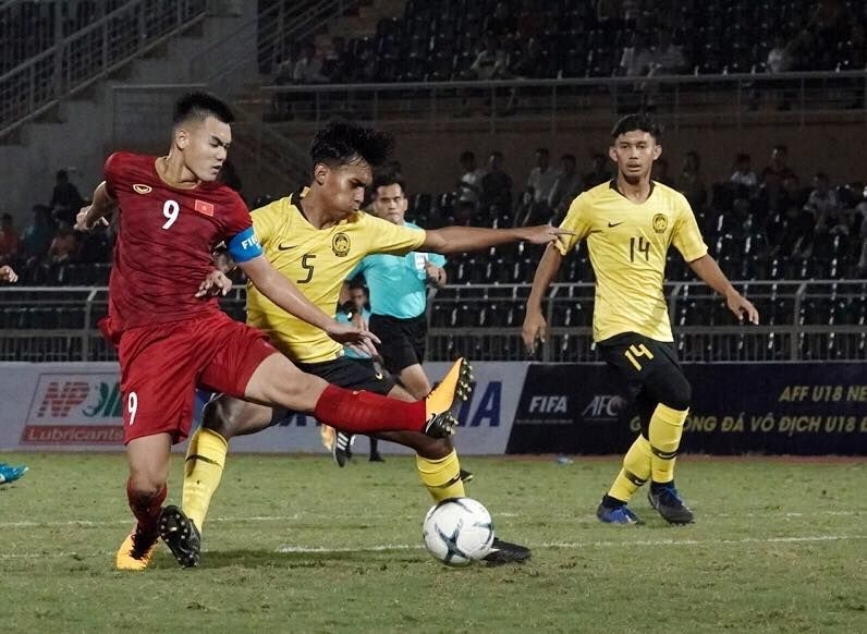 U.18 Việt Nam (trái) có 3 điểm trước ĐKVĐ Malaysia