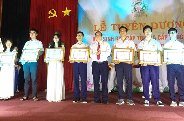 Phó giám đốc Sở GD-ĐT Đào Đức Trình trao bằng khen của UBND tỉnh cho các học sinh đoạt giải cao tại các các kỳ thi học sinh giỏi quốc gia năm học 2018-2019