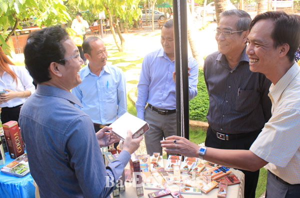 Phó chủ tịch UBND tỉnh Võ Văn Chánh (bìa trái) thăm khu trưng bày sản phẩm của Công ty TNHH ca cao Trọng Đức (huyện Định Quán). Ảnh: B.Nguyên