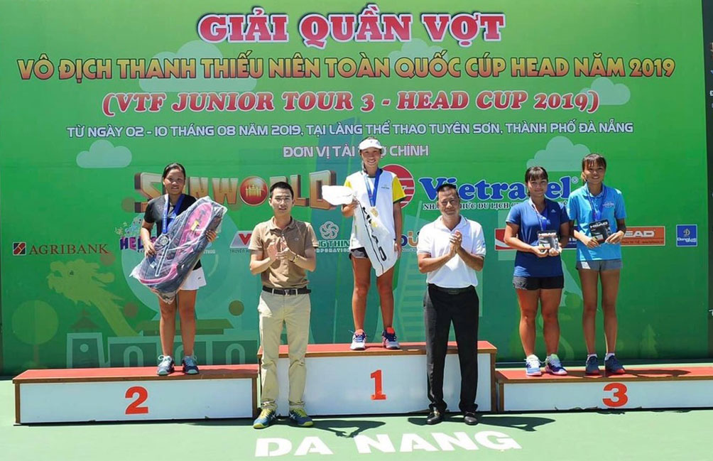 Tay vợt nữ trẻ Đồng Nai Trần Diễm Ngọc (thứ hai từ phải qua) trên bục nhận HCĐ nội dung đơn nữ U.18.