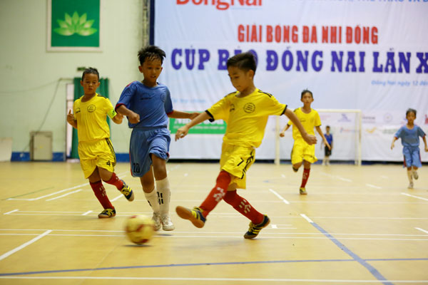 Hai đội Xuân Lộc (áo vàng) và Trảng Bom hòa bất phân thắng bại ở lượt trận cuối