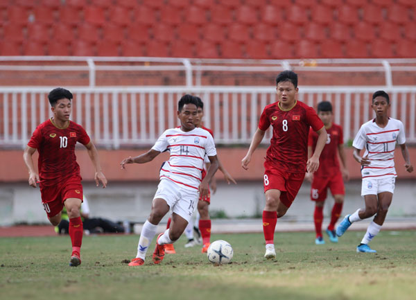U.18 Việt Nam (áo đỏ) thi đấu thất vọng ở lượt đấu cuối