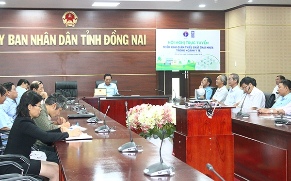 Phó chủ tịch UBND tỉnh Võ Văn Chánh chủ trì hội nghị trực tuyến tại đầu cầu tỉnh Đồng Nai.