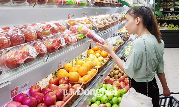 Người tiêu dùng chọn mua các sản phẩm trái cây ngoại nhập tại một siêu thị ở TP.Biên Hòa