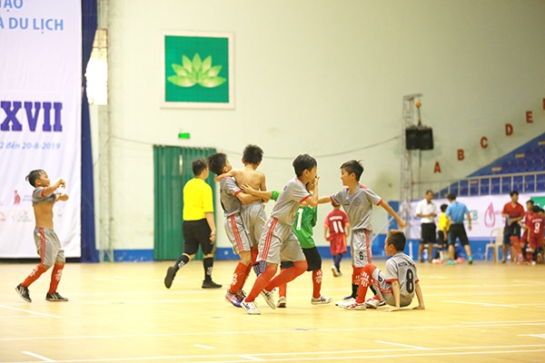 Đội nhi đồng huyện Tân Phú ăn mừng chiến thắng trước đội TP.Long Khánh