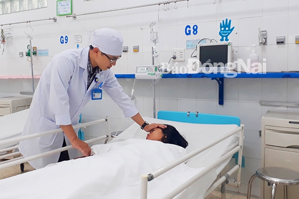 Bác sĩ Bùi Đình Hà thăm khám cho bệnh nhi M. sau phẫu thuật