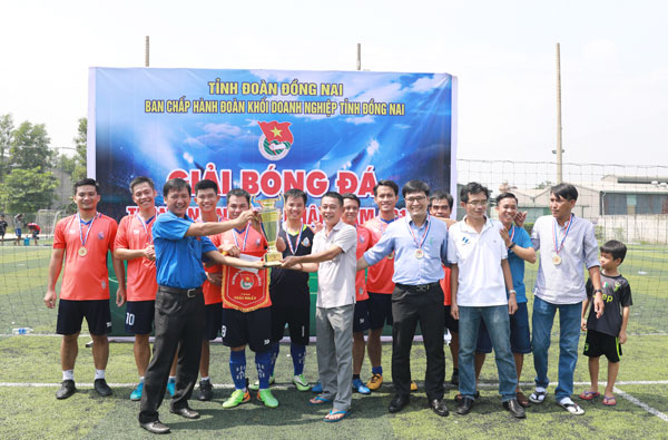 Bí thư Đoàn khối Doanh nghiệp Lý Trung Kiên trao cúp vô địch cho đội Tổng công ty cổ phần phát triển khu công nghiệp Đồng Nai.