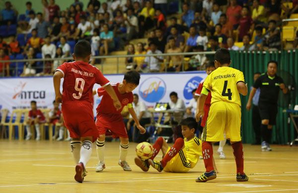 Thắng Xuân Lộc với tỷ số 2-1, đội bóng nhi đồng TP. Biên Hòa (áo đỏ) giành quyền vào chơi trận chung kết.