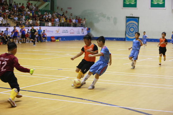 Thắng Cẩm Mỹ với tỷ số 3-2, đội bóng nhi đồng huyện Trảng Bom (áo xanh) lần đầu tiên vào chơi trận chung kết.