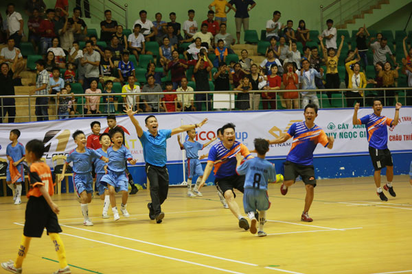 Thầy trò đội bóng nhi đồng huyện Trảng Bom ăn mừng khi giành quyền vào chơi trận chung kết.