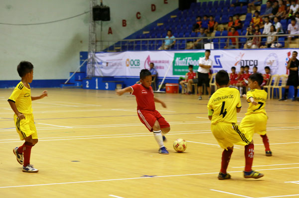 Tạ Hùng Minh (áo đỏ, Biên Hòa) đang dẫn đầu danh sách ghi bàn tại giải.