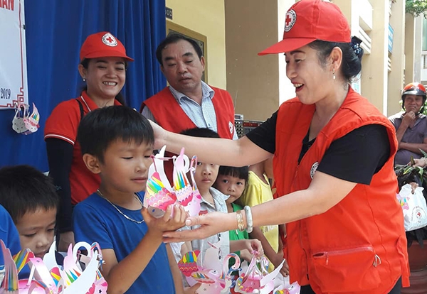 Chủ tịch Hội Chữ thập đỏ tỉnh Đỗ Thị Phước Thiện tặng quà cho các em học sinh của huyện Cẩm Mỹ