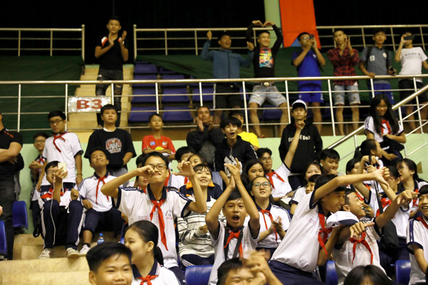 Trận chung kết diễn ra sôi động với sự cổ vũ nhiệt tình của các học sinh trên khán đài.