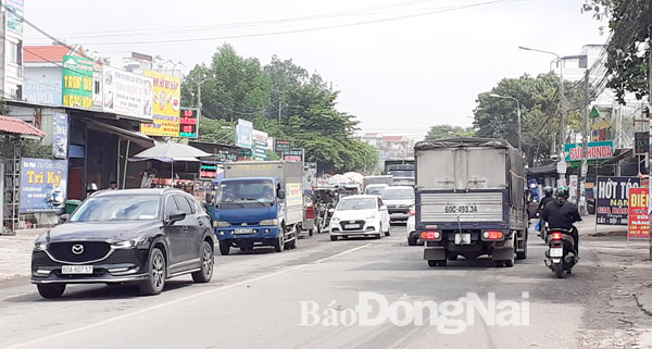 Đường Bùi Văn Hòa ở phường Long Bình (TP.Biên Hòa) không phải giờ cao điểm cũng quá tải. Ảnh: H.Giang