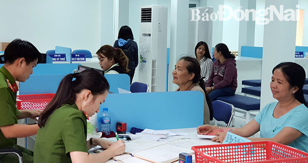Công an TP.Biên Hòa làm thủ tục cấp chứng minh nhân dân tại bộ phận tiếp nhận và trả kết quả một cửa của thành phố