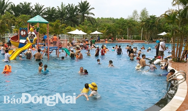 Visitors at Giang Dien Waterfalls Tourist Area.