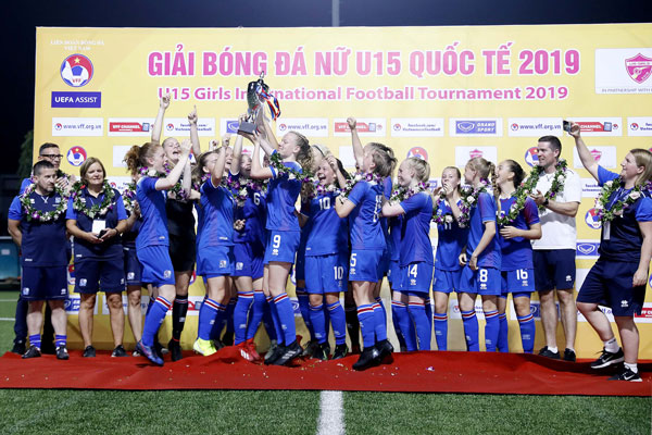 Các cầu thủ U.15 nữ Iceland dâng cao chiếc cúp vô địch