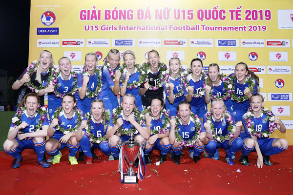 Các cầu thủ U.15 nữ Iceland trong niềm vui chiến thắng 