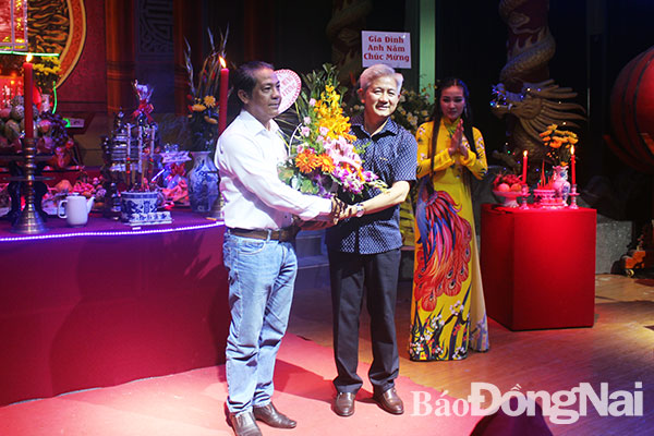 Giám đốc Sở Văn hóa - thể thao và du lịch Lê Kim Bằng tặng hoa chúc mừng NSƯT Xuân Vương