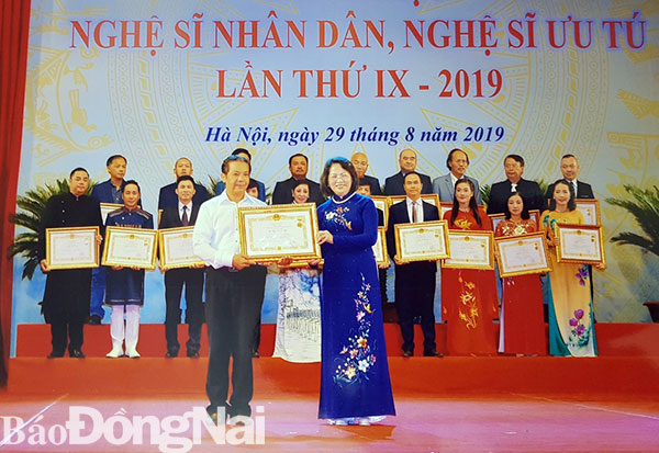 Nghệ sĩ Xuân Vương vinh dự nhận danh hiệu Nghệ sĩ ưu tú năm 2019. Ảnh: M. Ny