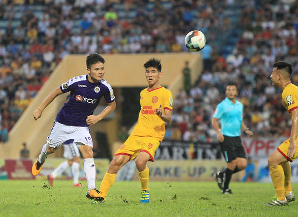 Quang Hải bế tắc trước hàng phòng ngự chặt chẽ của Nam Định trong trận thua 0-2 ở lượt đi