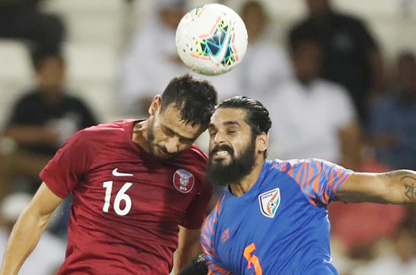 Qatar (trái) bất ngờ để Ấn Độ cầm chân, nhưng vẫn giữ ngôi đầu bảng E một cách an toàn