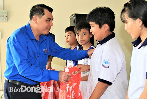Anh Nguyễn Cao Cường, Bí thư Tỉnh đoàn trao quà Trung thu cho trẻ em tại xã Mã Đà (huyện Vĩnh Cửu) trong chương trình Đêm hội trăng rằm và Ánh trăng cổ tích tại Trường tiểu học - THCS Mã Đà