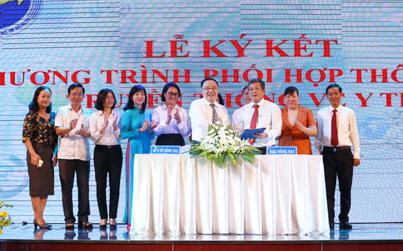 Tổng biên tập Báo Đồng Nai Nguyễn Tôn Hoàn và Giám đốc Sở Y tế Phan Huy Anh Vũ ký kết hợp tác