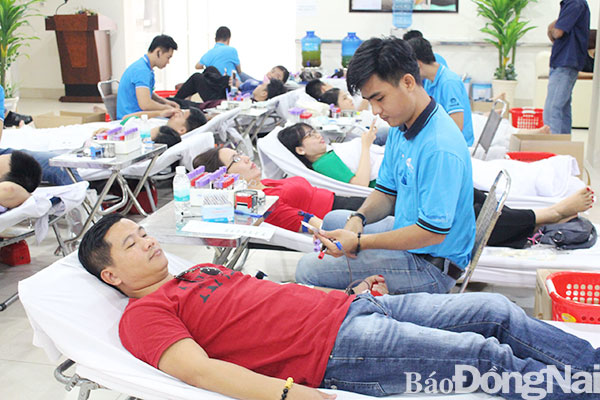 Người dân tham gia hiến máu tình nguyện sáng 13-9. Ảnh: Bích Nhàn
