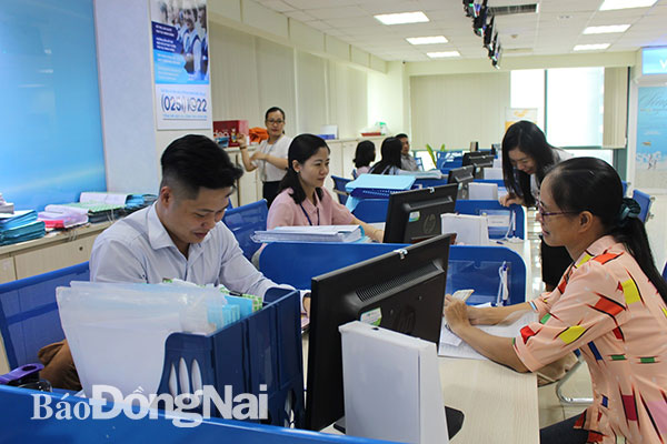Cán bộ, công chức Sở Tài nguyên - môi trường tiếp và giải quyết thủ tục hành chính cho dân tại Trung tâm hành chính công tỉnh Đồng Nai