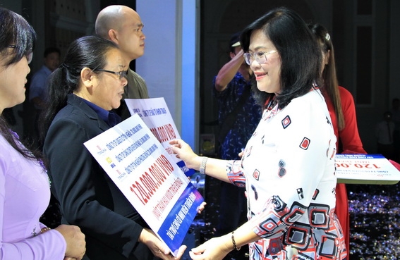 Phó chủ tịch UBND tỉnh Nguyễn Hòa Hiệp trao bảng biểu trưng số tiền ủng hộ của Tổng công ty Tín Nghĩa dành cho các trung tâm nuôi dưỡng trẻ mồ côi và khuyết tật trên địa bàn tỉnh trong dịp tết trung thu 2019