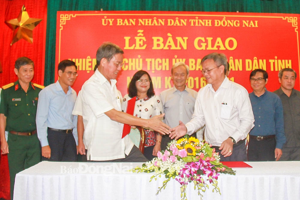 Đồng chí Cao Tiến Dũng nhận bàn giao nhiệm vụ Chủ tịch UBND tỉnh từ đồng chí Đinh Quốc Thái