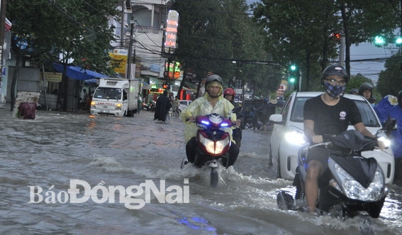 Đường Đồng Khởi đoạn qua phường Trảng Dài ngập khiến xe cộ di chuyển khó khăn.