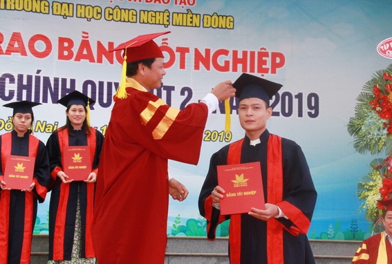 TS.Nguyễn Đình Chiến, Phó chủ tịch Hội đồng Hiệu trưởng Trường đại học công nghệ Miền Đông trao bằng tốt nghiệp cho các sinh viên