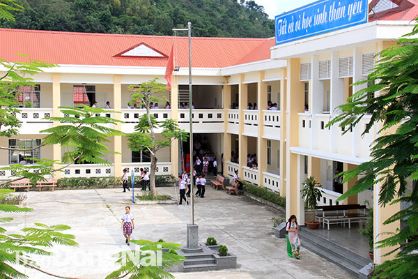 Trường THCS Trần Phú (thị trấn Xuân Lộc) được xây dựng thành trường chuẩn quốc gia từ nguồn xã hội hóa do doanh nghiệp xây tặng.