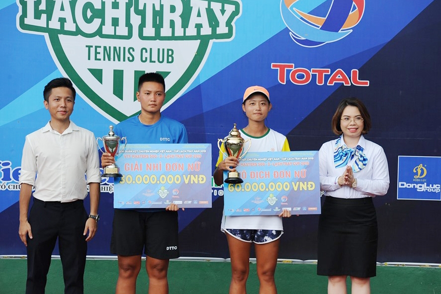 Đào Minh Trang (thứ hai từ phải qua) vô địch đơn nữ