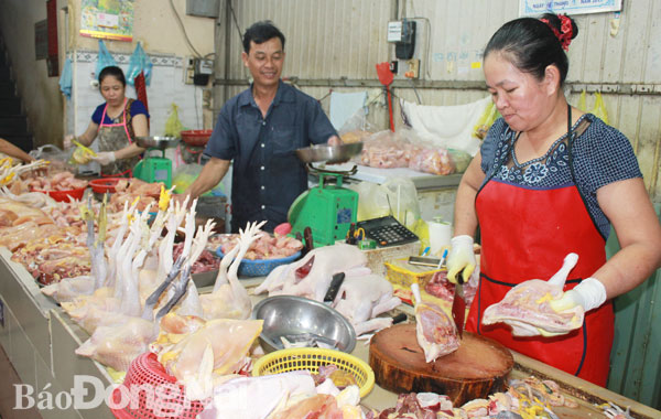 Giá gà bán lẻ tại các chợ chỉ giảm nhẹ. Ảnh chụp tại một điểm bán gia cầm tại chợ Biên Hòa