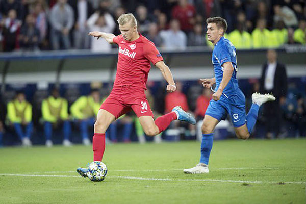 Erling Haaland (trái) gây chú ý với cú hat-trick giúp anh đi vào lịch sử khi ra mắt Champions League