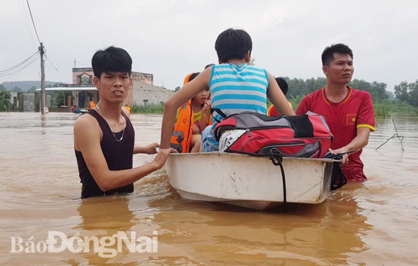 Người dân ấp Sông Mây di chuyển tài sản