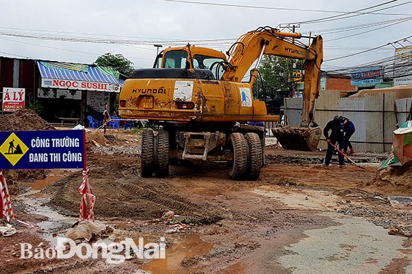 Thi công công trình đường 319 nối với đường cao tốc TP.Hồ Chí Minh - Long Thành - Dầu Giây. Ảnh chụp vào ngày 18-9. Ảnh: V.Nam