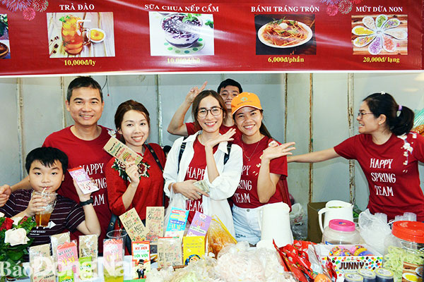 Người lao động của Công ty cổ phần Taekwang Vina Industrial hào hứng tham gia hội chợ cuối năm do Công đoàn và công ty tổ chức